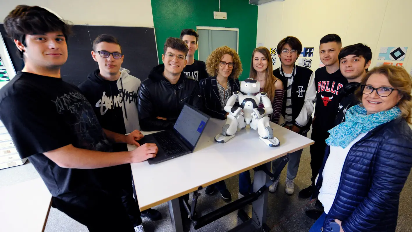 Corsico, presentato il piccolo robot Nao, educatore dell’ambiente e legalità nelle scuole, all’istituto Falcone-Righi