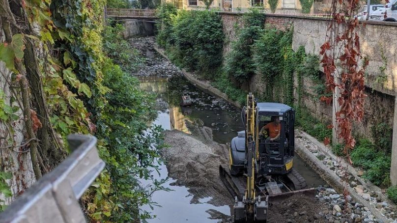 Operai al lavoro a Saronno per riempire la buca nel letto del torrente Lura
Operai al lavoro a Saronno per riempire la buca nel letto del torrente Lura