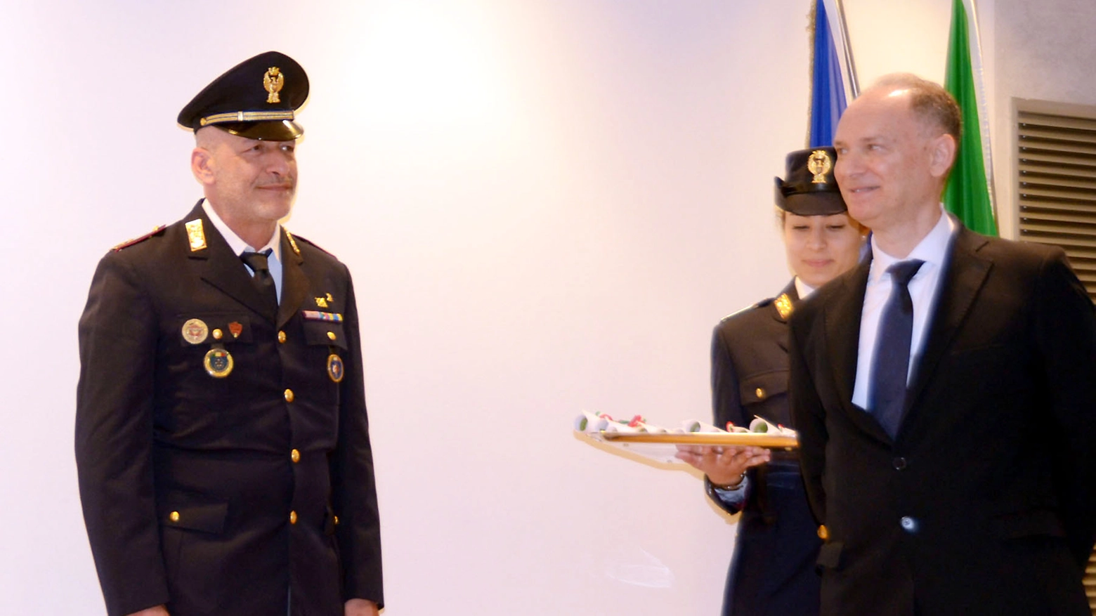Il vice ispettore Michele Vasta premiato alla festa della Polizia Il vice ispettore Michele Vasta premiato alla festa della Polizia