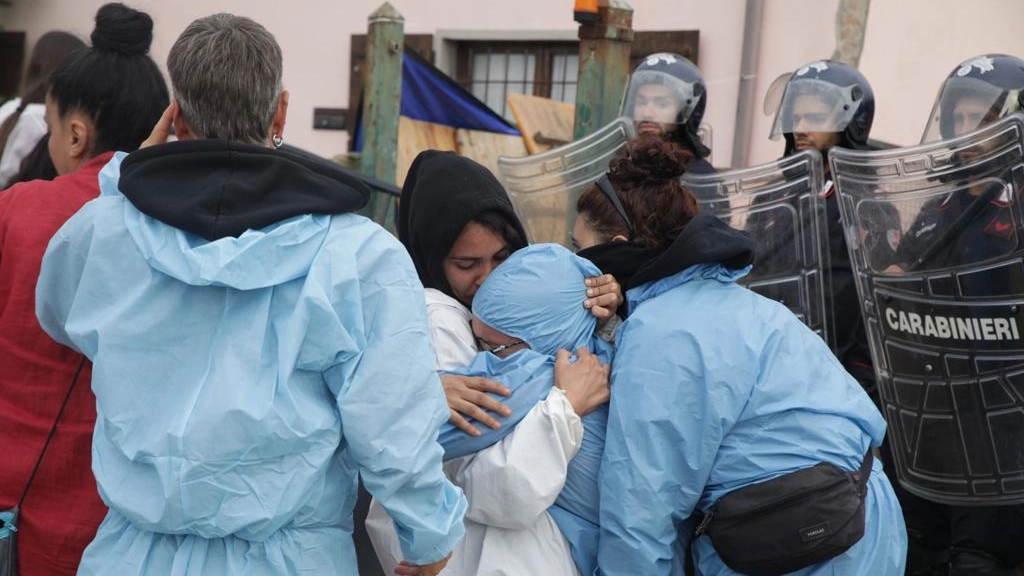 L'irruzione della polizia nel rifugio Cuori Liberi (foto: Cristina Bianchi)