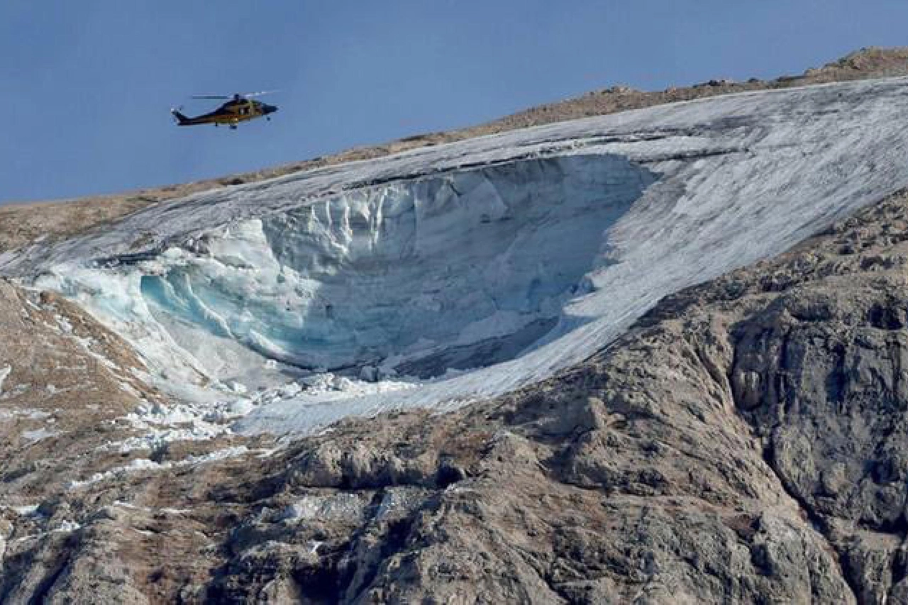 Marmolada, il distacco del ghiacciaio