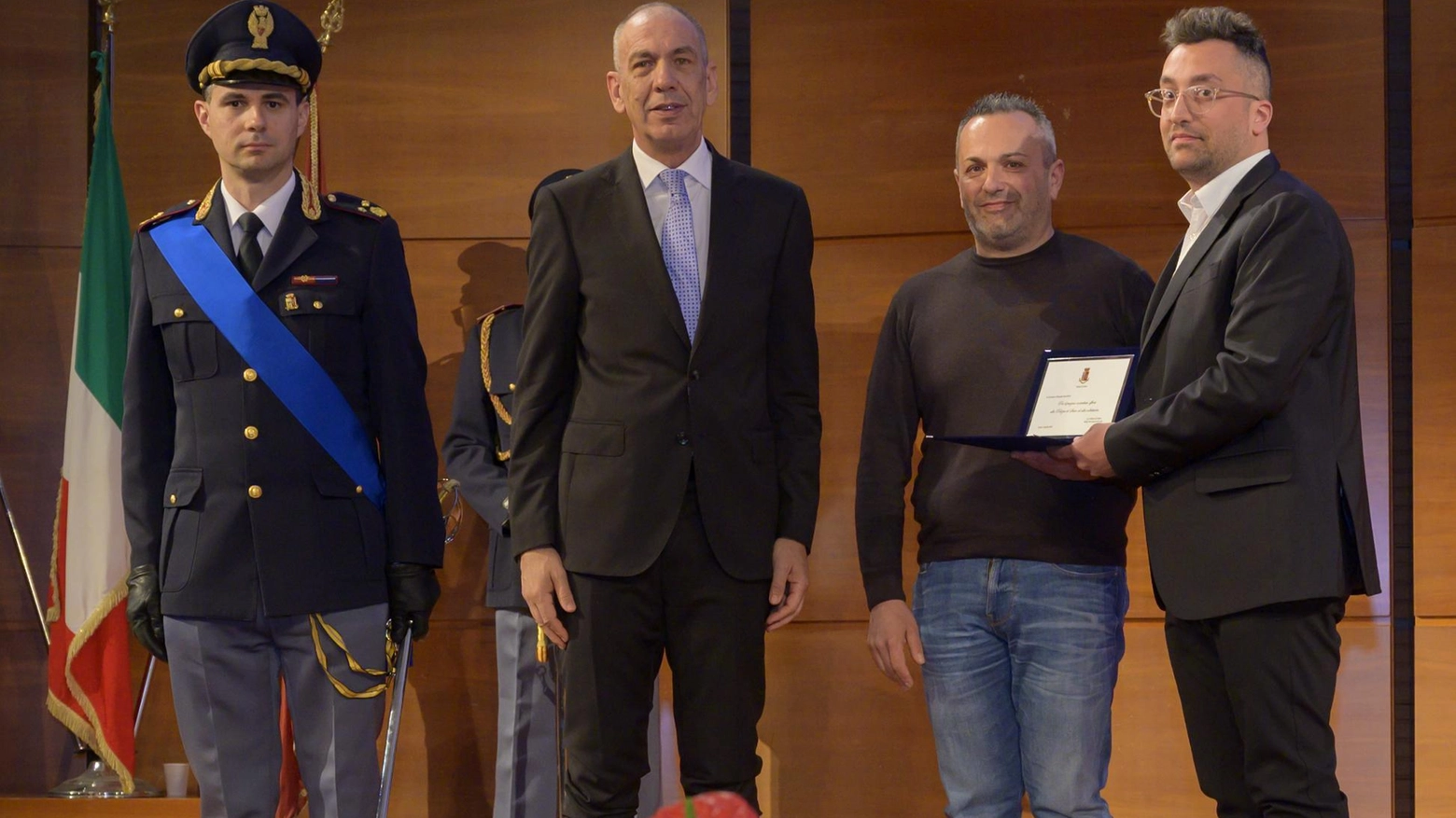 Premiati agenti e chi ha mostrato alto senso civico Premiati agenti e chi ha mostrato alto senso civico