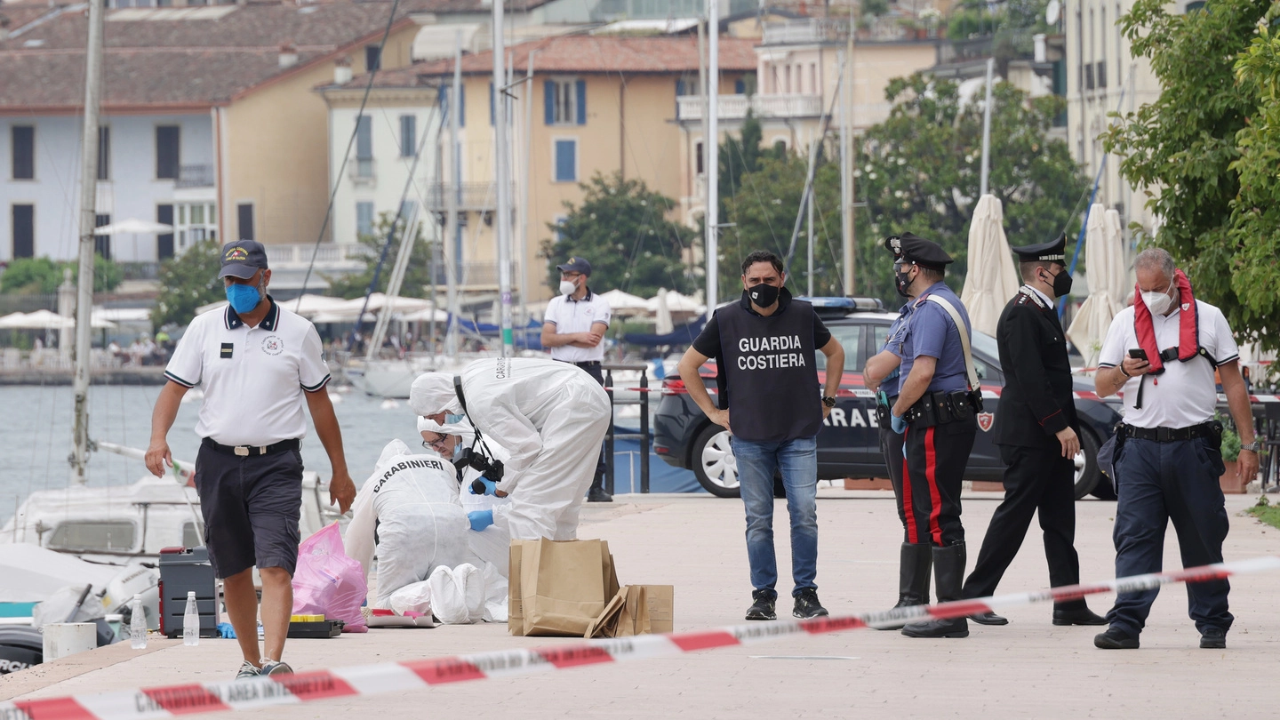 I rilievi dei carabinieri a Salò poco prima che venisse ritrovato il corpo della ragazza