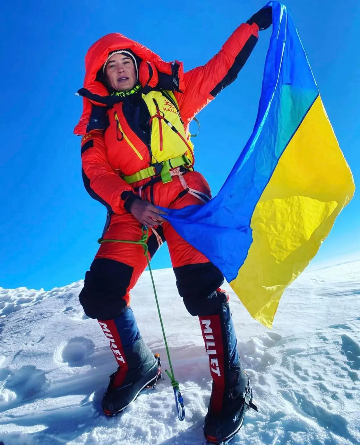 La bandiera ucraina sventola sull'Everest. La scalatrice: "Un messaggio di pace"