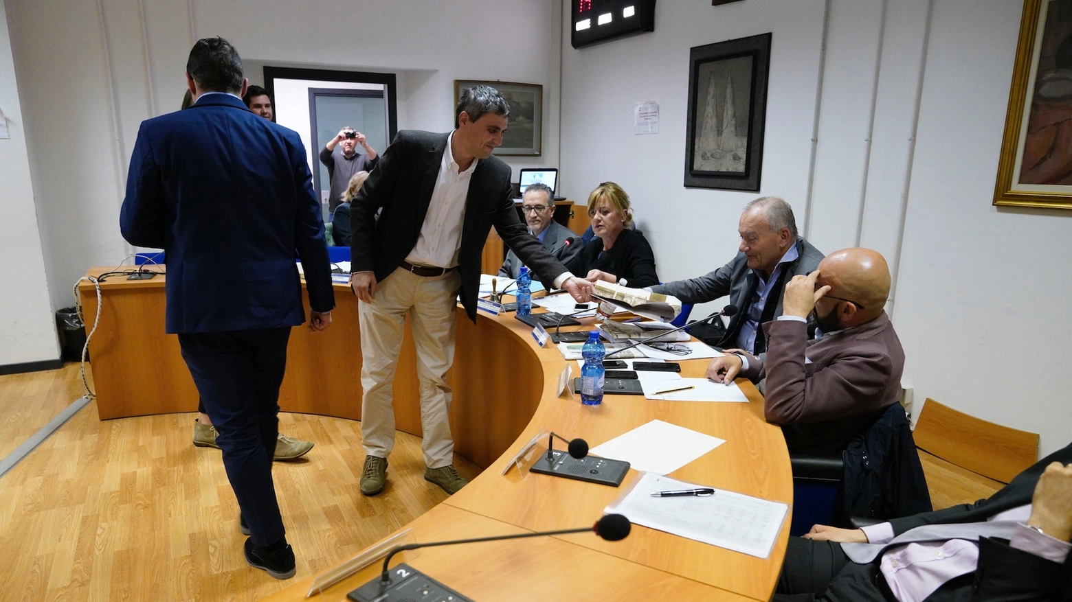 I consiglieri di opposizione restituiscono l'opuscolo al sindaco