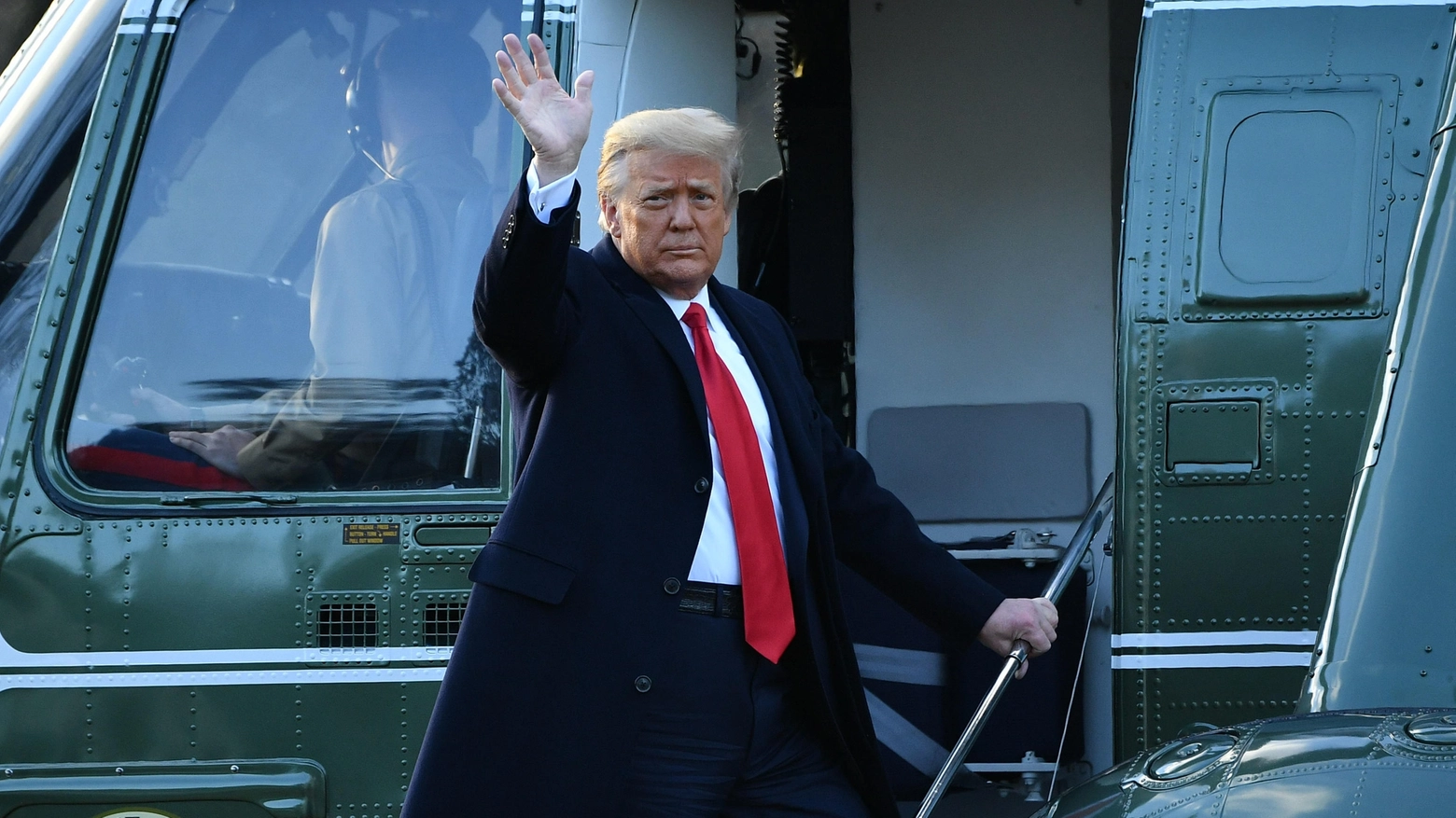 Donald Trump lascia la Casa Bianca e sale sul Marine One