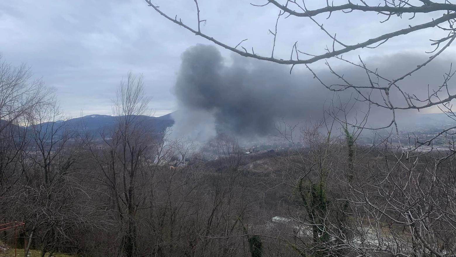 Incendio a Caravate, colonna di fumo nel cielo (Foto facebook Valcuvia)