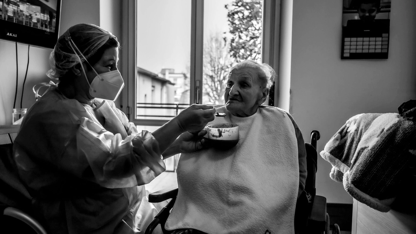 L’infermiera Raffaella imbocca sua madre Rina, da anni degente nella rsa