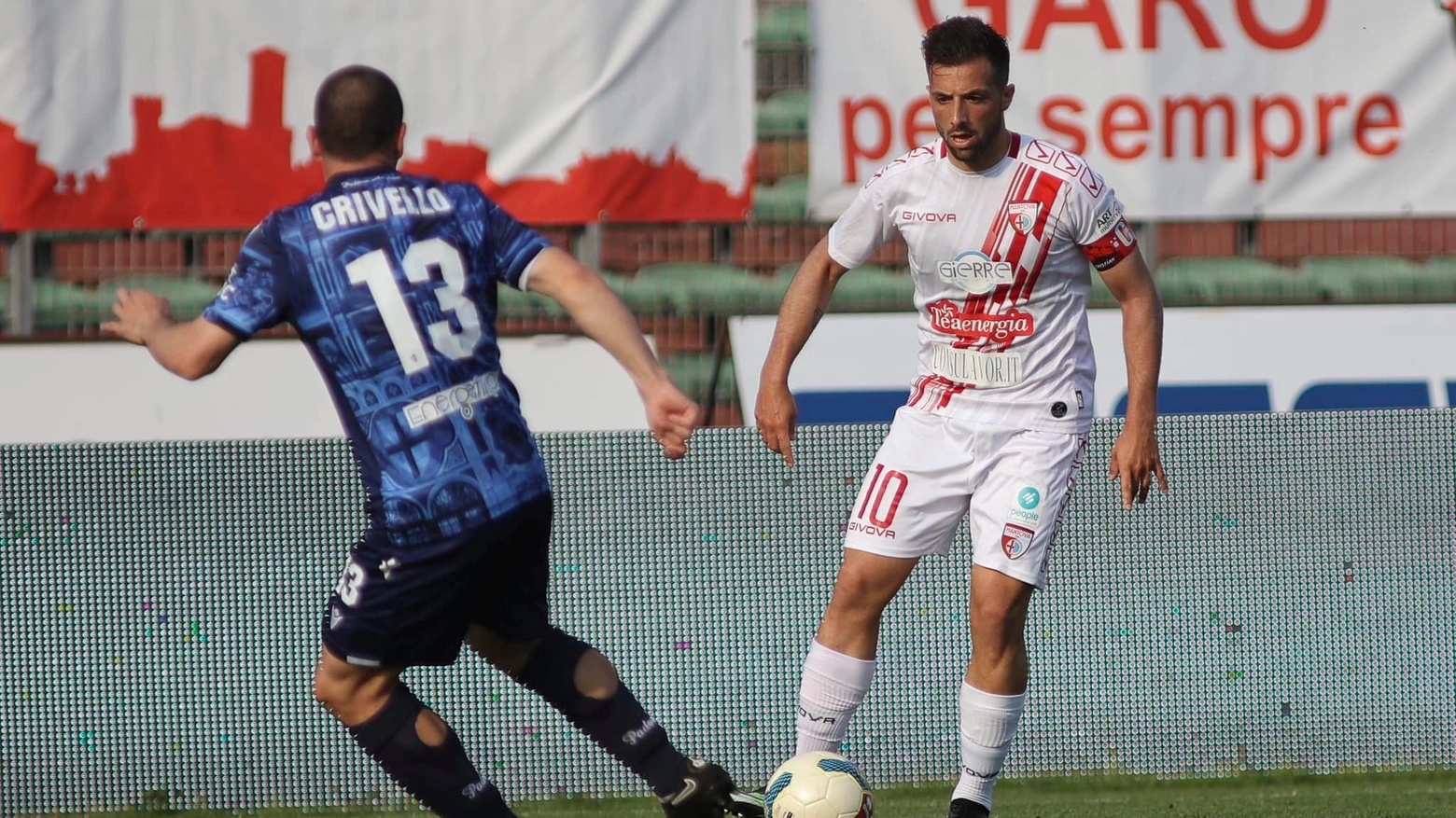 La squadra di Mandorlini perde in casa col Padova (1-3). Per rimanere in serie C i biancorossi dovranno disputare la doppia sfida con i seriani