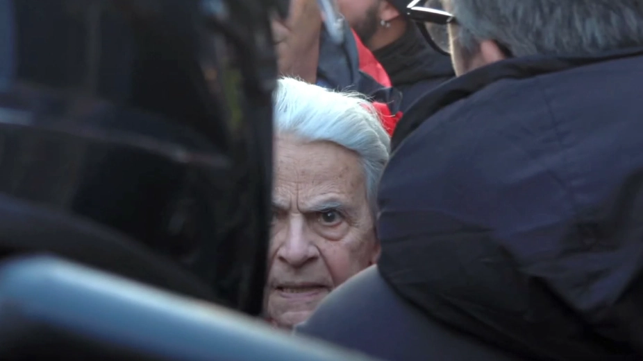 L'anziana manifestante che rimprovera i carabinieri