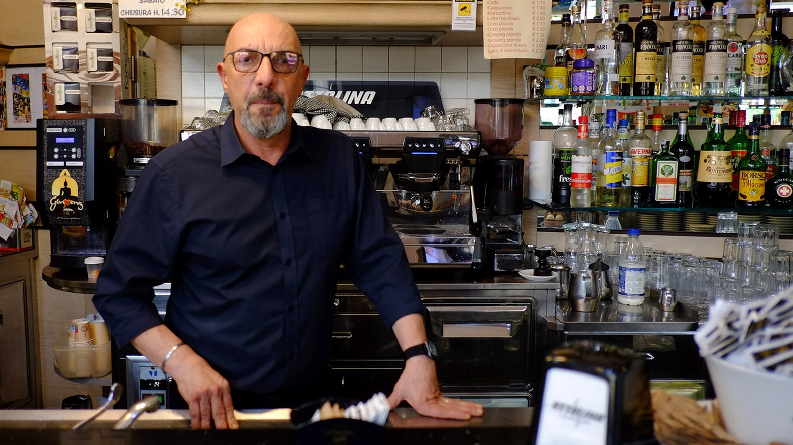 Fabio Meroni nel suo Caffè della Posta in via Rota