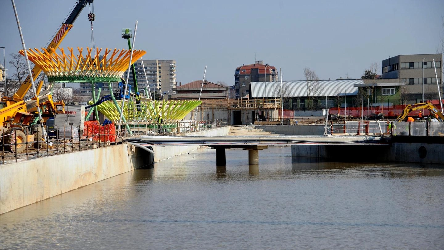 E’ stato riempito di acqua il canale che circonda l’intera area espositiva di Expo 2015 a Milano