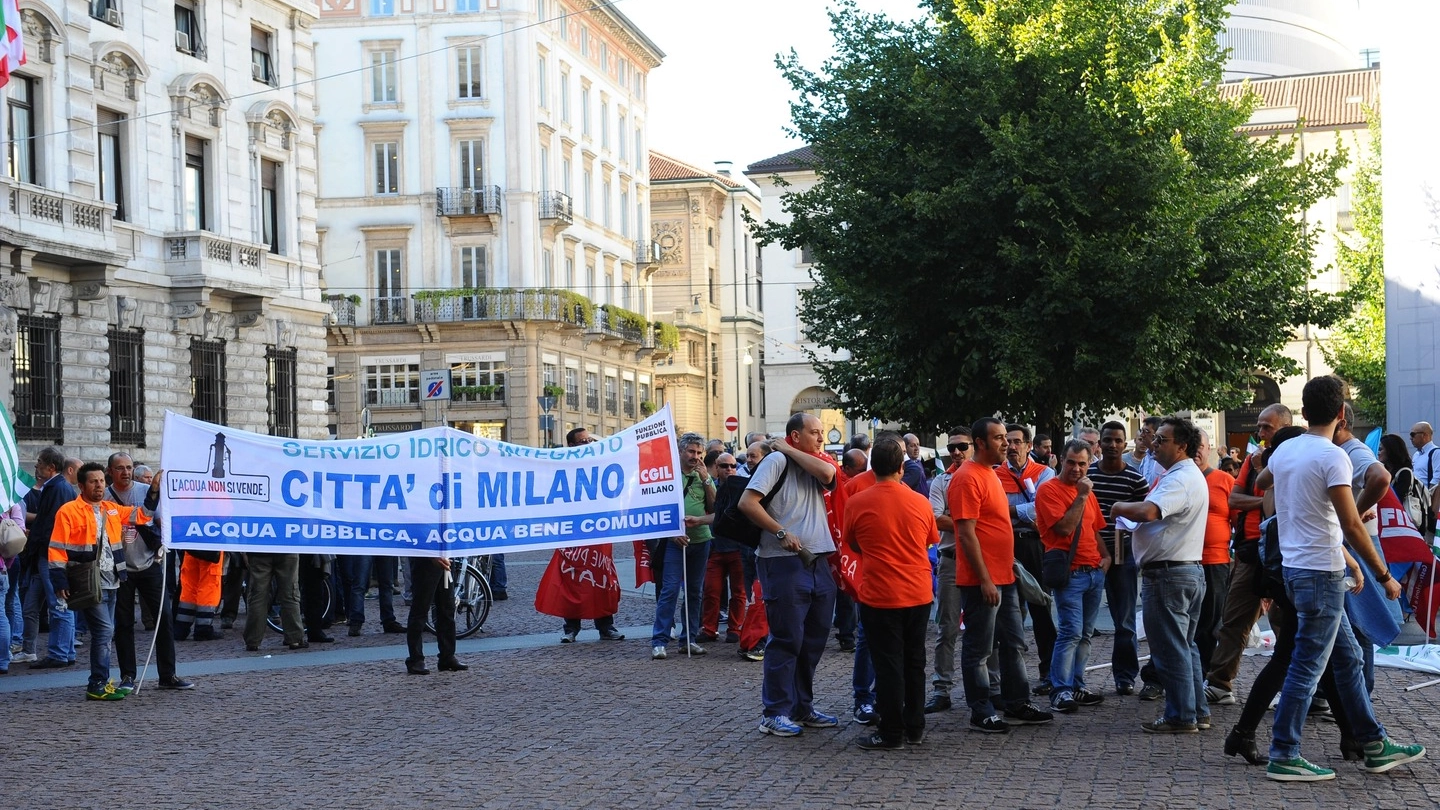Il presidio dei lavoratori Mm davanti a Palazzo Marino