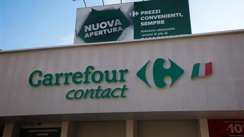Un'insegna Carrefour Contact