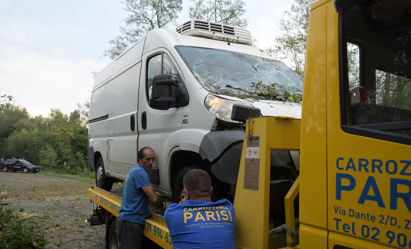 Tronchi e rami sulla strada, giovane in coma. La dinamica resta ancora tutta da chiarire
