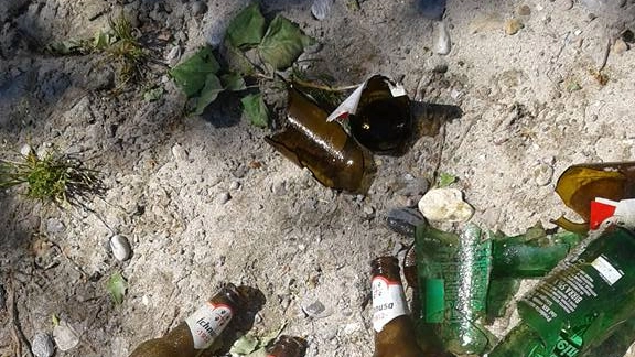 Una quarantina le bottiglie lanciate vuote dentro e fuori il fiume