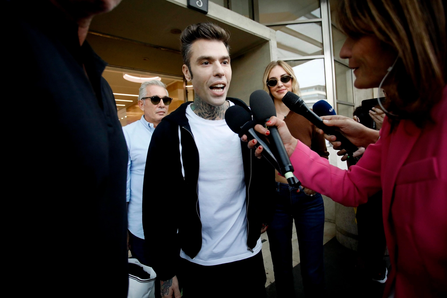 Fedez intervistato dai cronisti fuori dal Fatebenefratelli