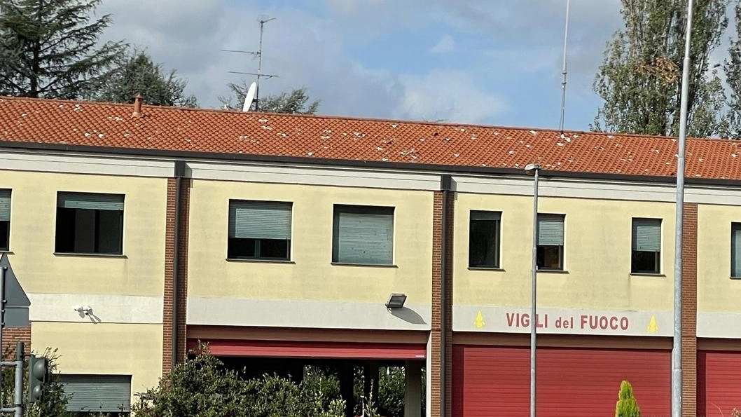 Sos dei vigili del fuoco. Caserma inagibile per il tetto danneggiato. Colpa della grandine Sos dei vigili del fuoco. Caserma inagibile per il tetto danneggiato. Colpa della grandine