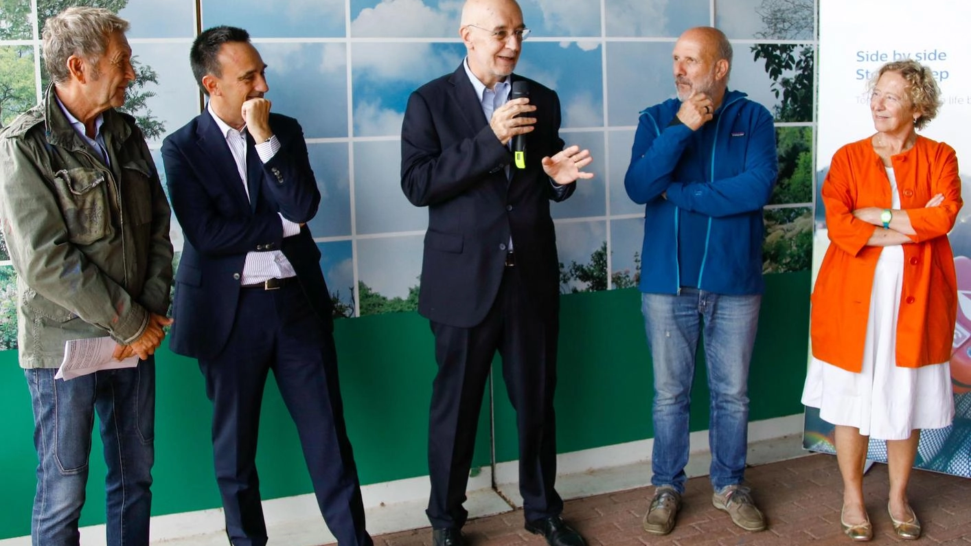 Al Parco Nord Milano arrivano i defibrillatori. Dono di Philips Italia Al Parco Nord Milano arrivano i defibrillatori. Dono di Philips Italia