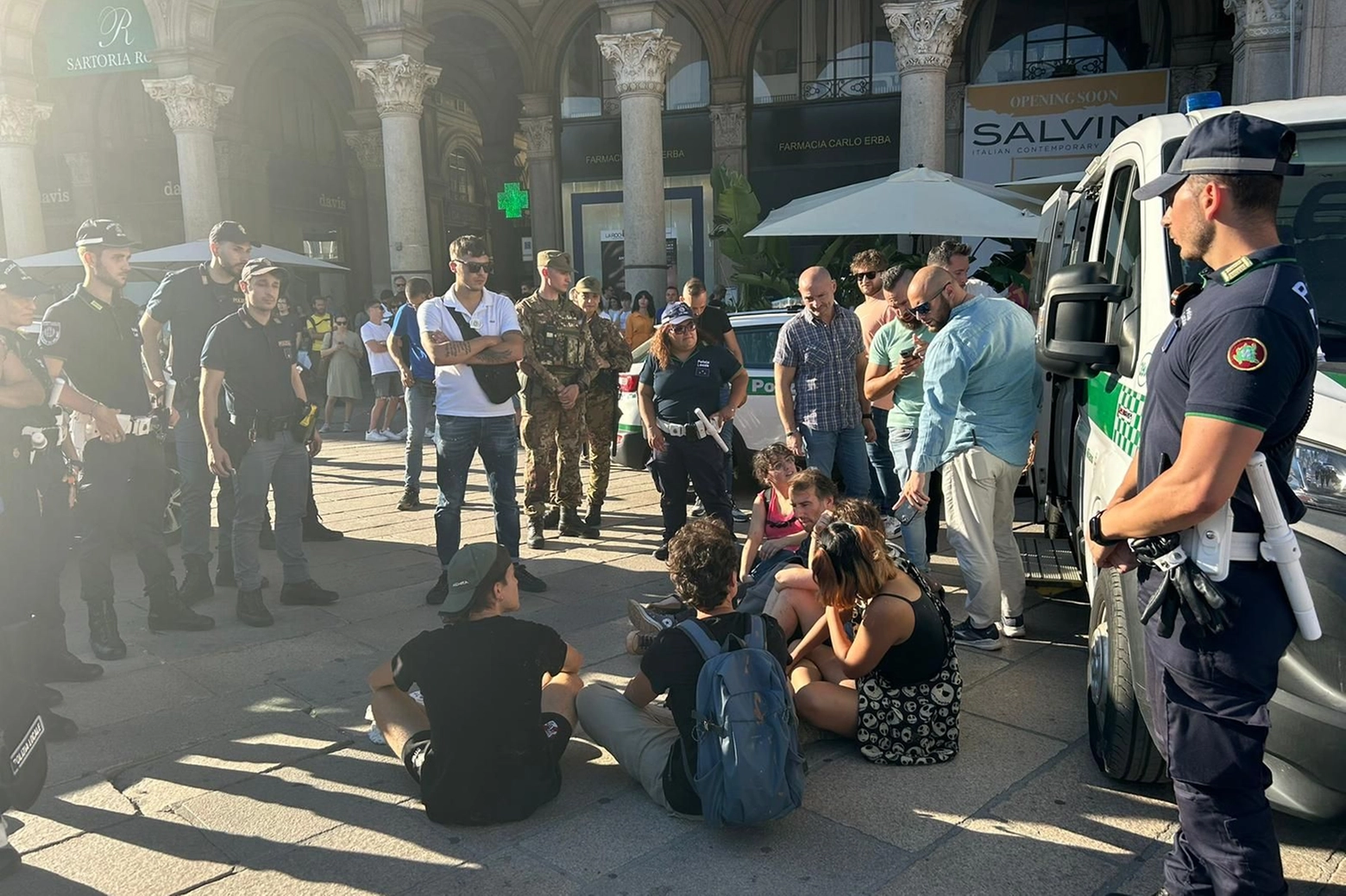 Gli attivisti di Ultima Generazione fermati in piazza Duomo