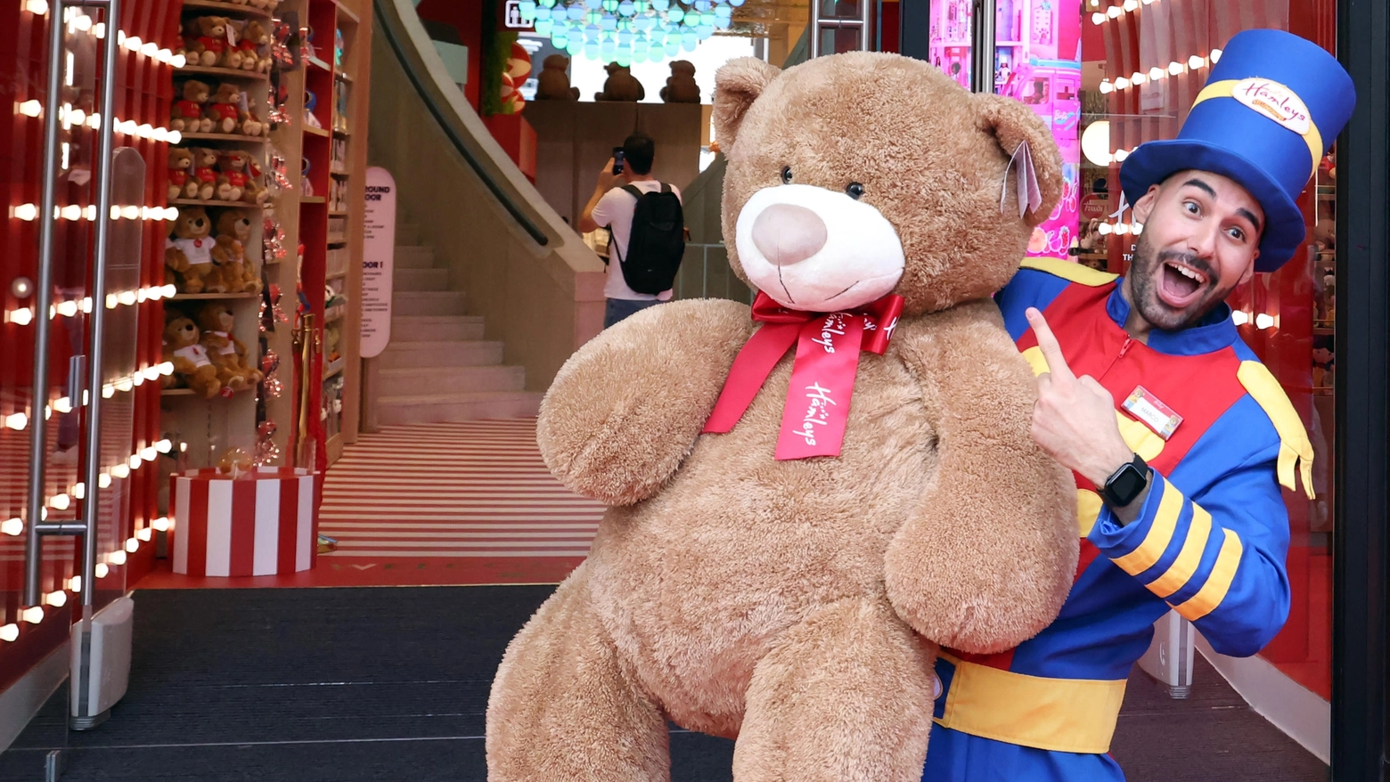 Primo giorno di apertura per Hamleys a Milano