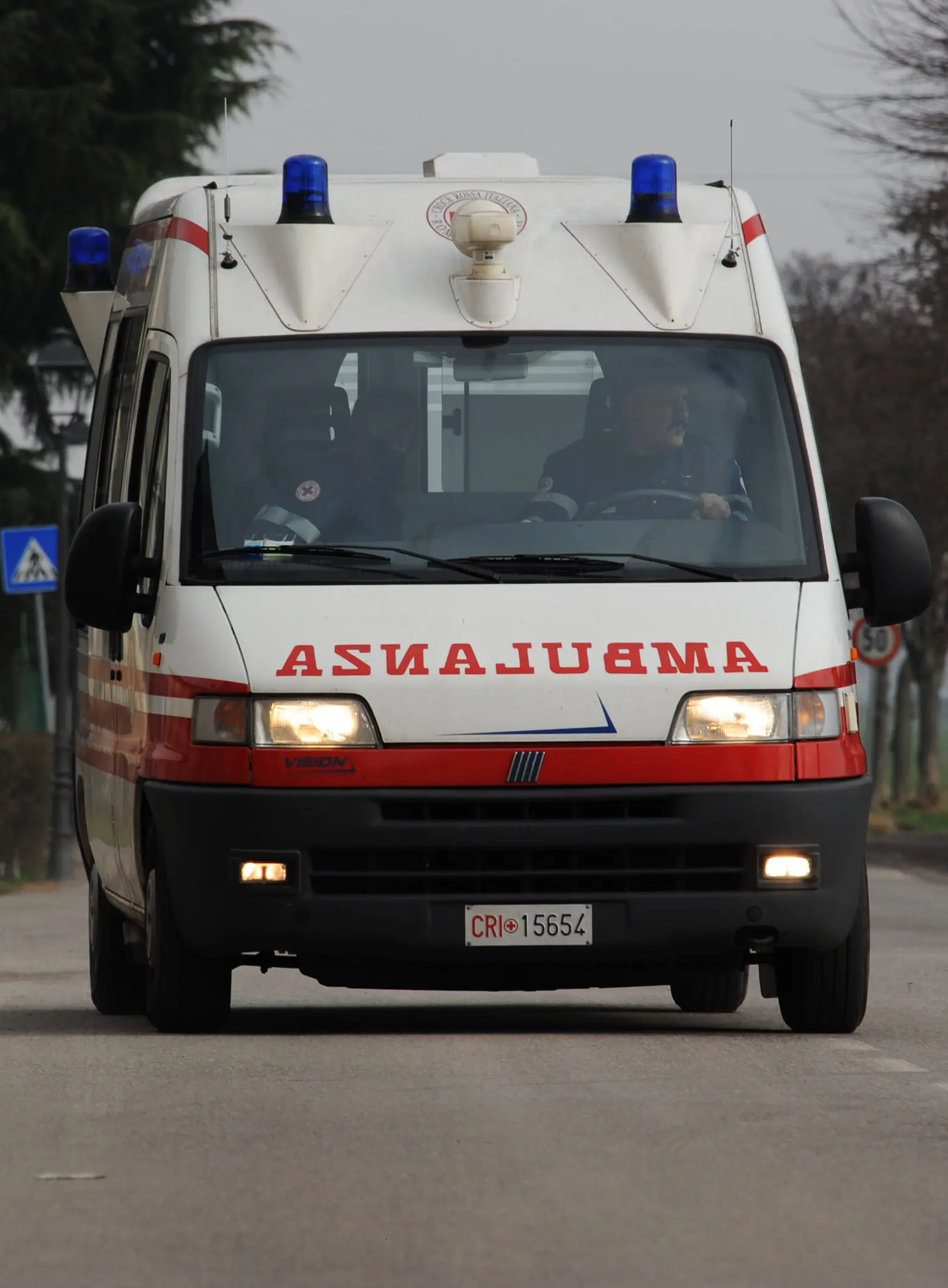 Due ciclisti in ospedale, grave giovane urtata sulla Lariana