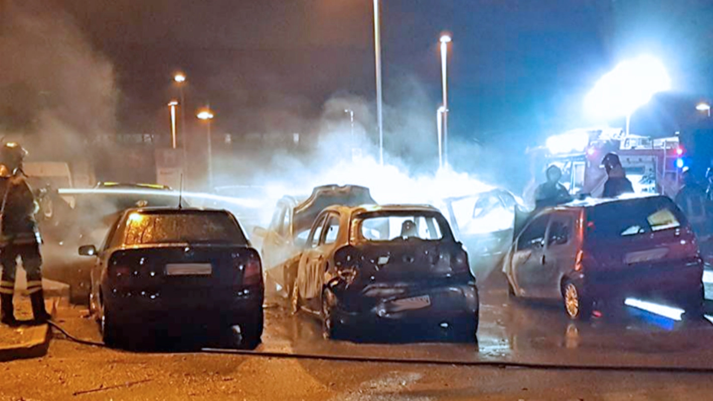 A Rozzano sei auto sono state devastate dalle fiamme