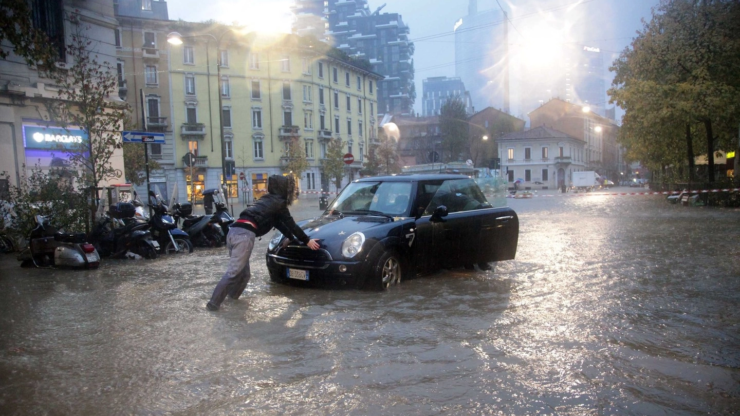 Auto bloccata durante l’alluvione causata dal Seveso nel novembre  dell’anno scorso