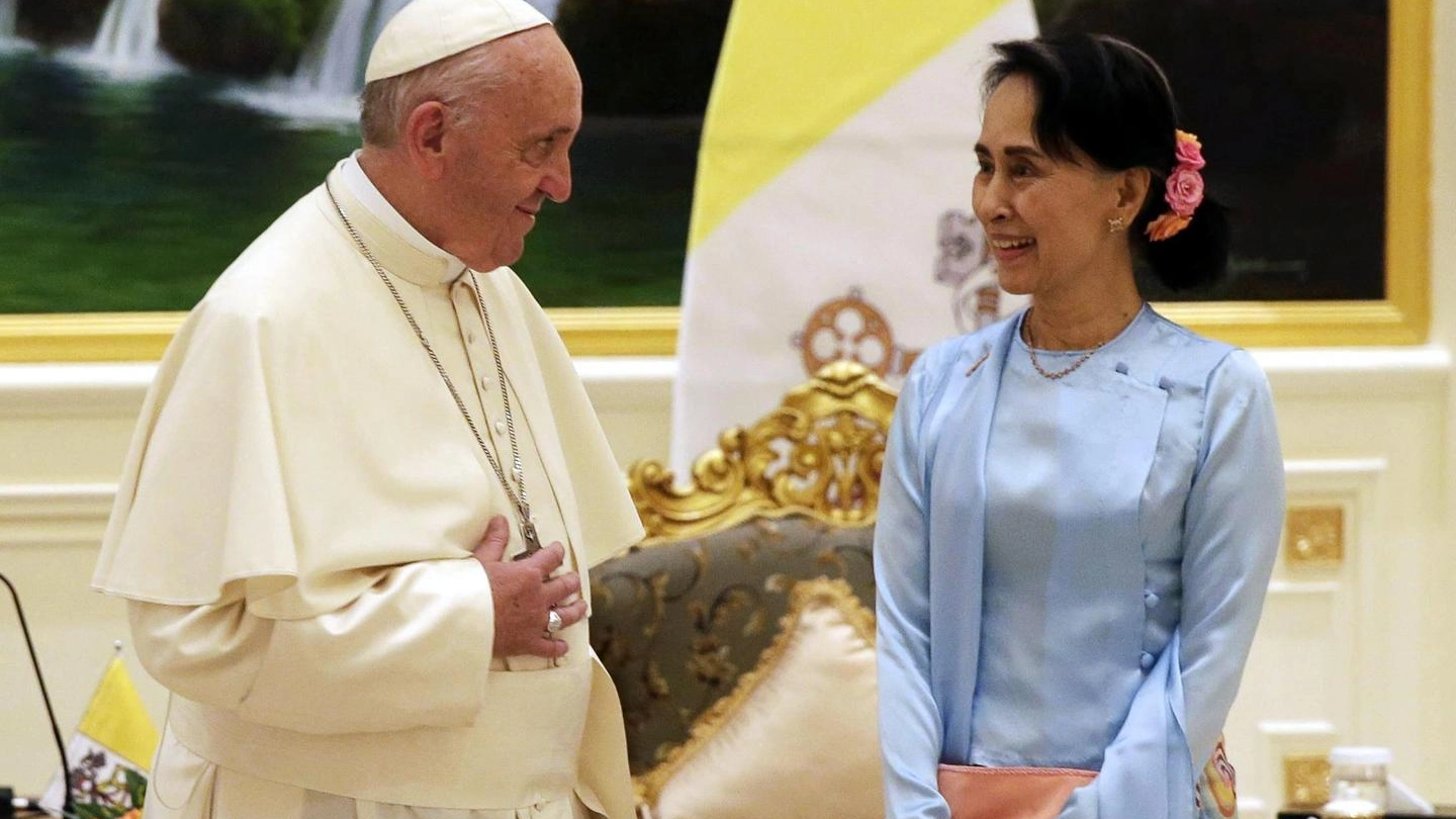 Papa Francesco e la leader birmana Aung San Suu Kyi (Ansa)