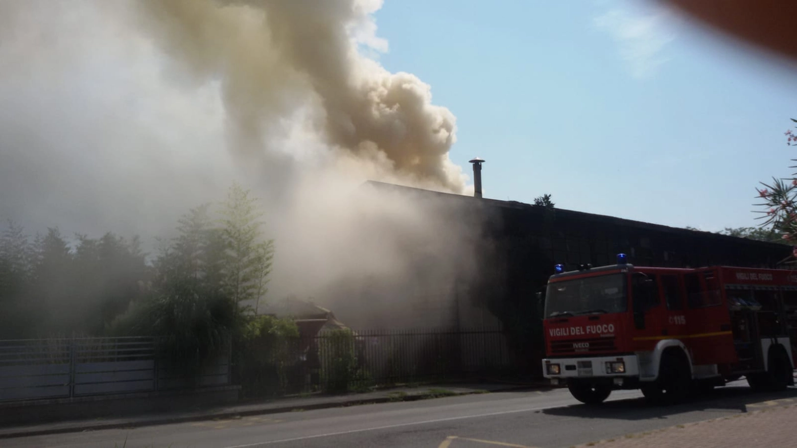 Per un paio d'ore un fumo intenso è fuoriuscito dalla ditta in fiamme a Borgo San Giovanni