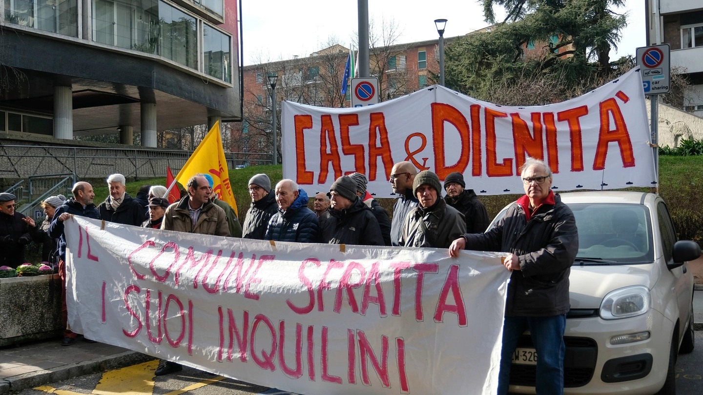 L’Unione Inquilini aveva manifestato sotto il municipio per chiedere una soluzione