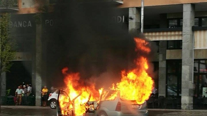 l'auto in fiamme in piazza del Popolo