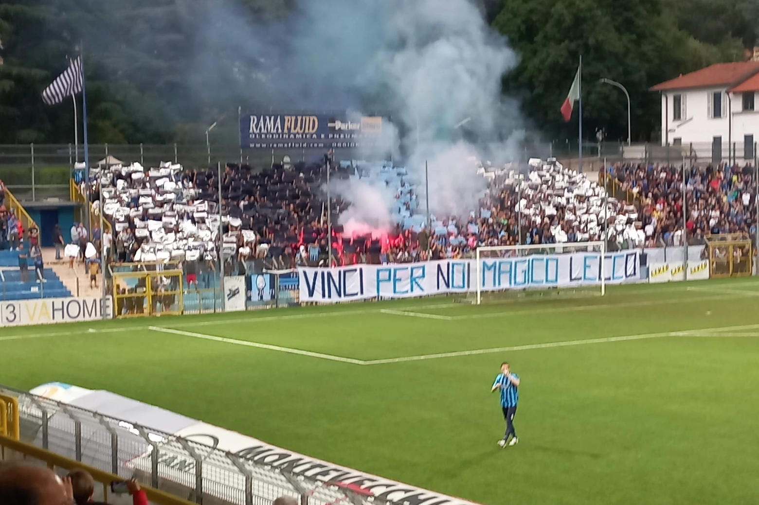 La Curva Nord del Rigamonti-Ceppi gremita di tifosi che hanno sfidato il nubifragio