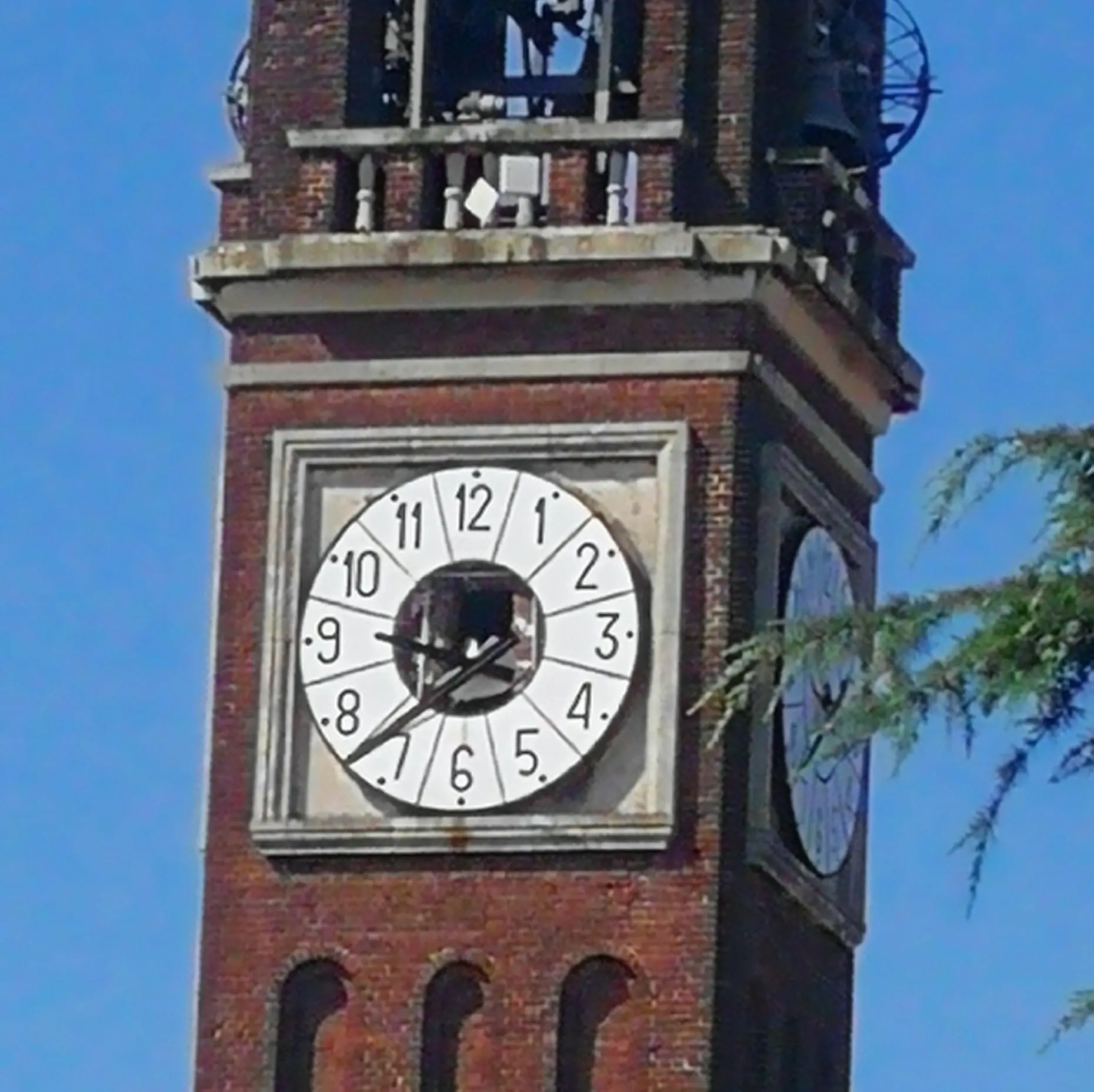 Villa Cortese, la tempesta rompe l'orologio del campanile: rimosso dai vigili del fuoco