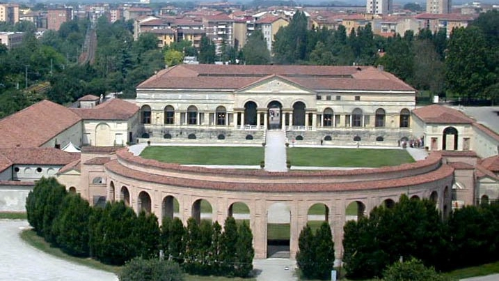 Una veduta di palazzo Te, circondato dallo splendido parco