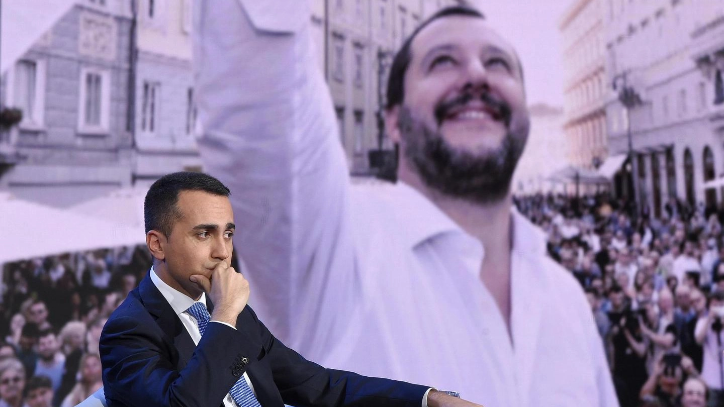 Di Maio a 'Porta a Porta' con dietro una gigantografia di Salvini (Ansa)