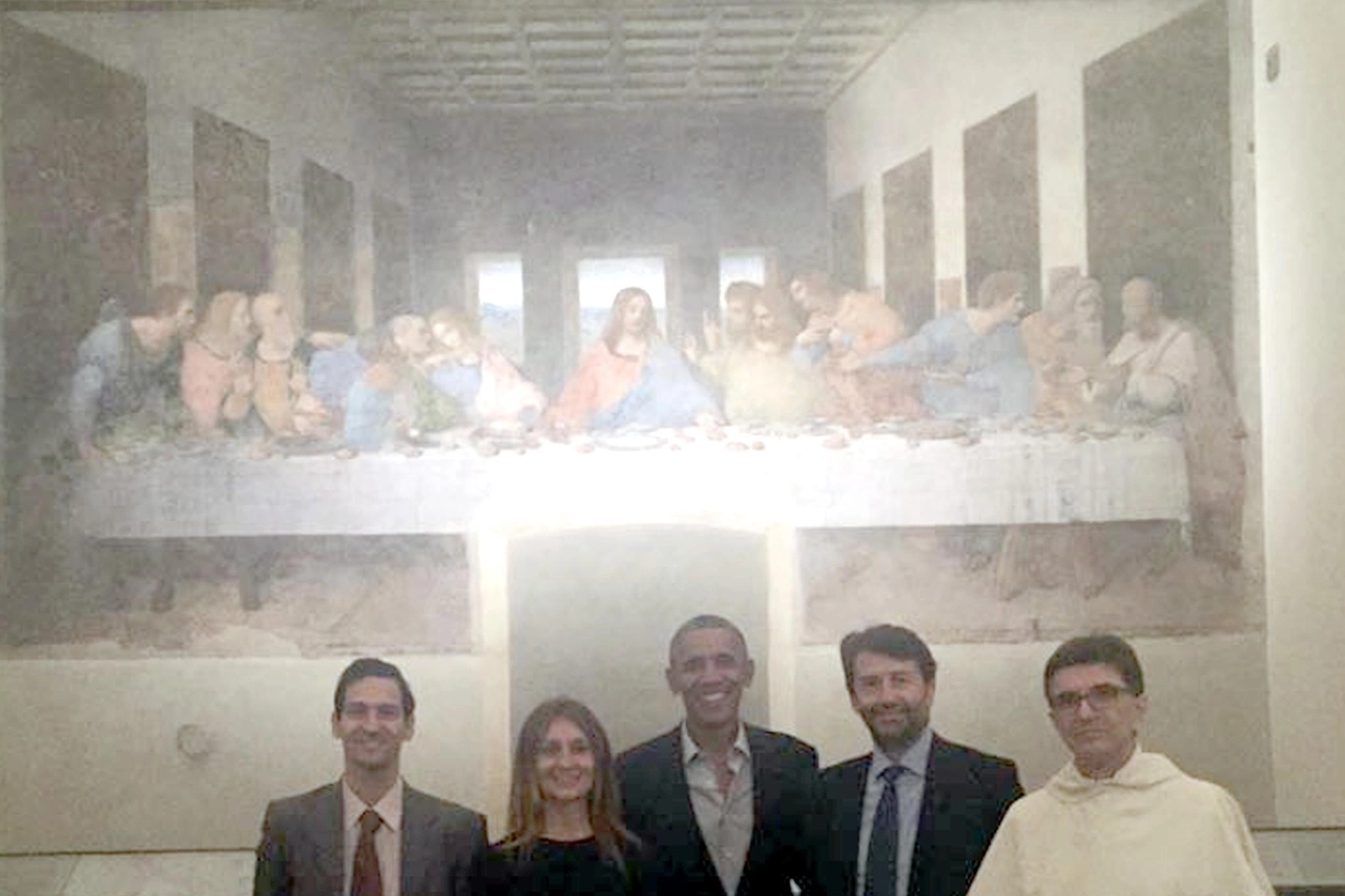 La foto al Cenacolo Vinciano (Ansa)