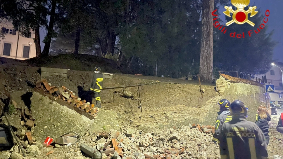 Il muro crollato: sul posto i vigili del fuoco