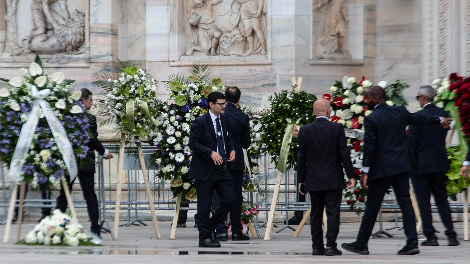Corone sul sagrato del Duomo per i funerali di Silvio Berlusconi