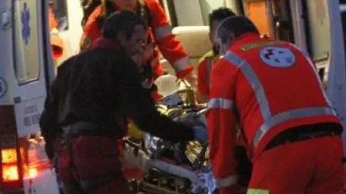Finisce con l’auto contro camion in sosta: grave ragazza di 22 anni Finisce con l’auto contro camion in sosta: grave ragazza di 22 anni