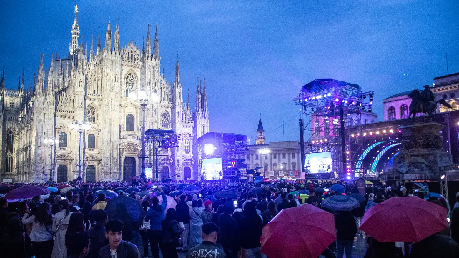 Piazza Duomo gremita di persone per il concerto di Radio Italia sold out.