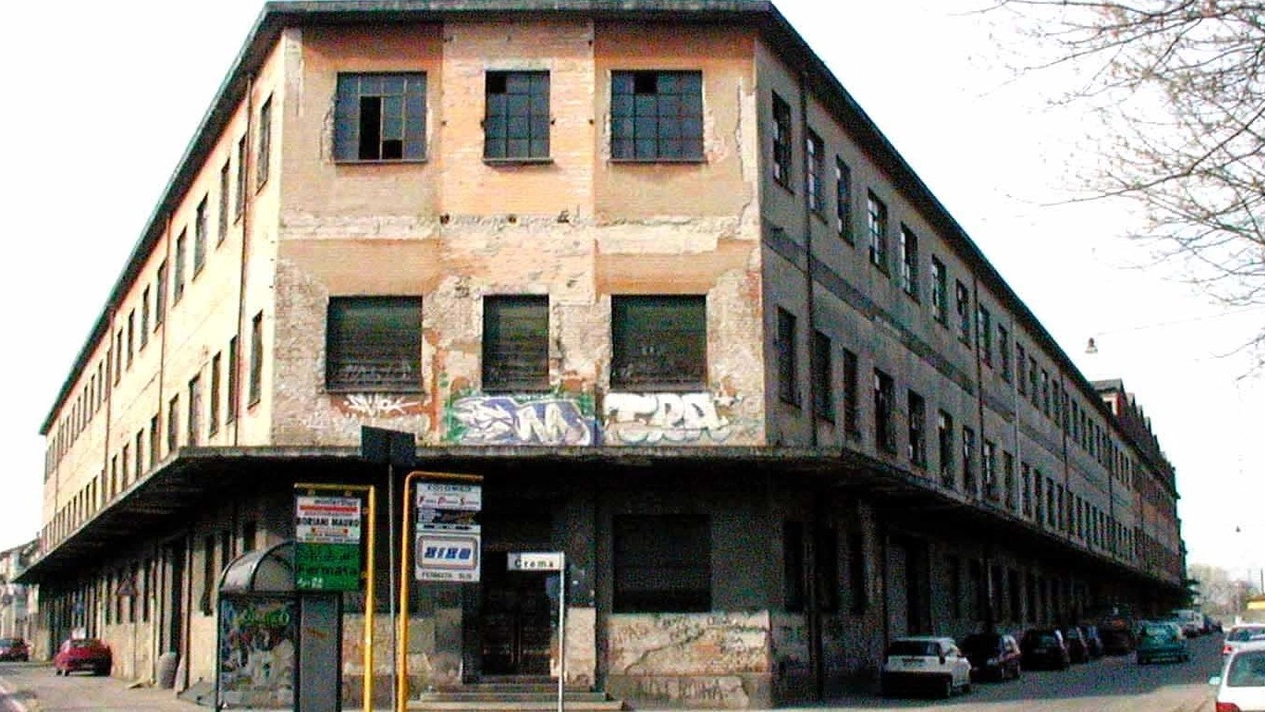Il complesso della ex Peveralli che si affaccia lungo la via Emilia (Gazzola)