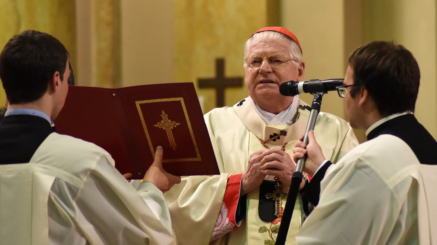 ALTARE L’arcivescovo  di Milano, don Angelo Scola, mentre guida  la preghiera  per le vocazioni  con i seminaristi dell’istituto  di Venegono Inferiore
