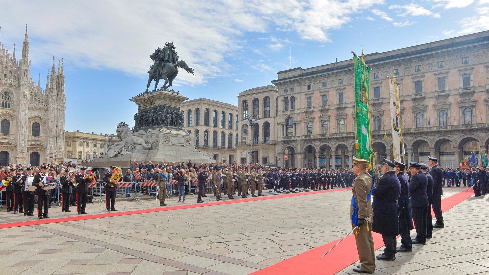 La cerimonia in piazza Duomo (Newpress)