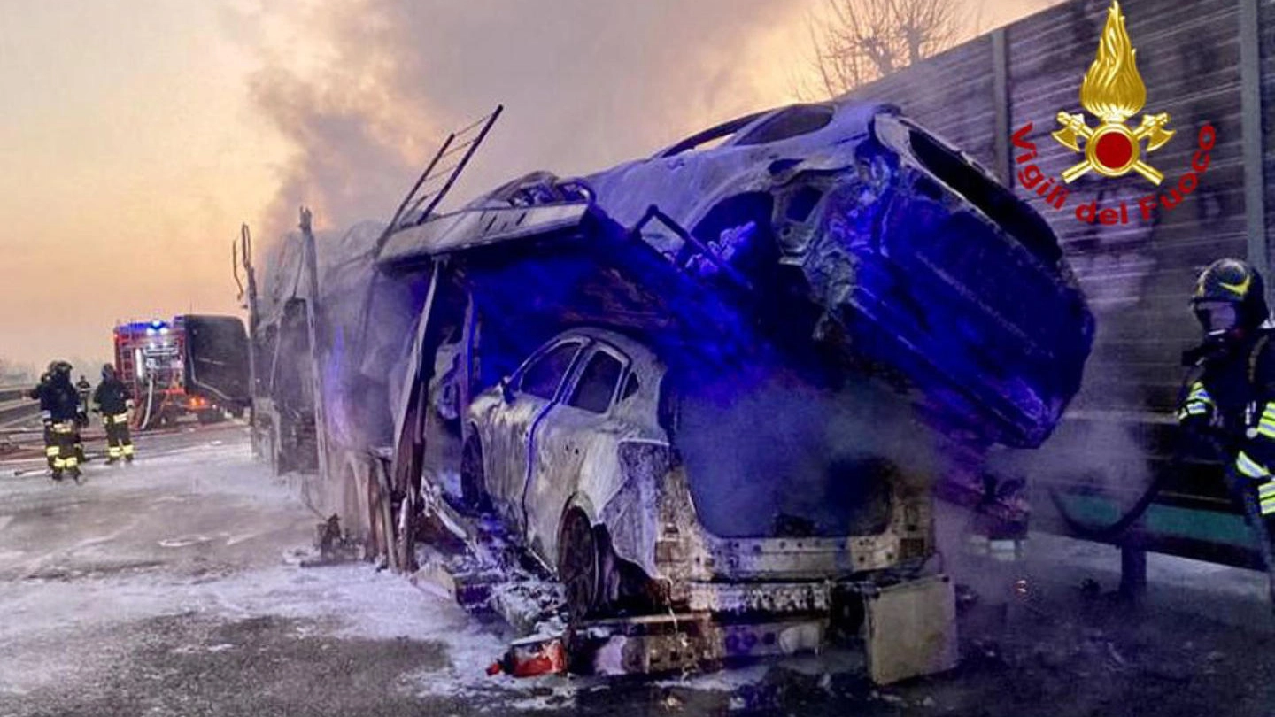 I vigili del fuoco al lavoro sulla bisarca in fiamme sull'autostrada A21