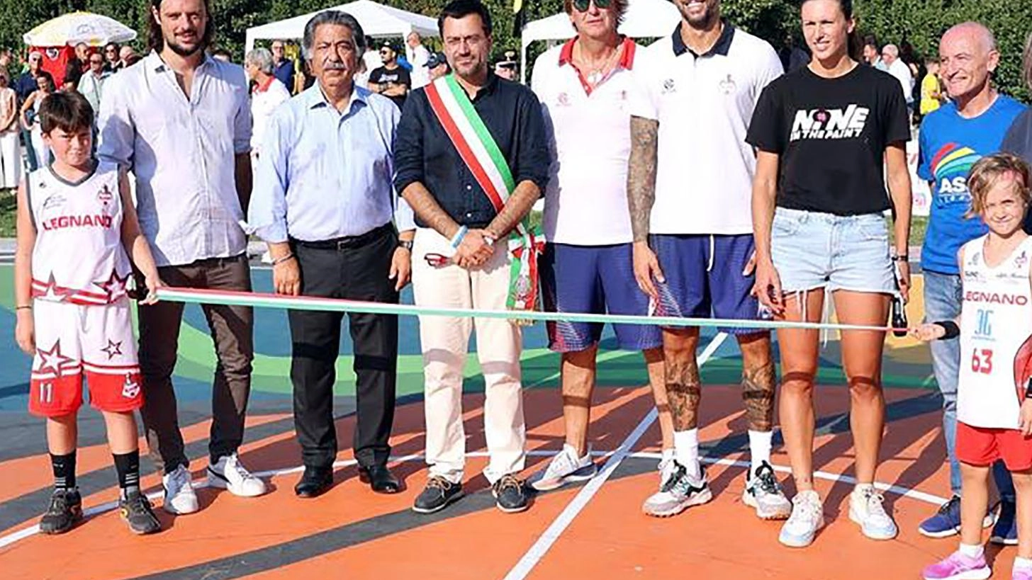 Il campo da basket regalato dai Knights. Il Comune lo completa illuminandolo Il campo da basket regalato dai Knights. Il Comune lo completa illuminandolo