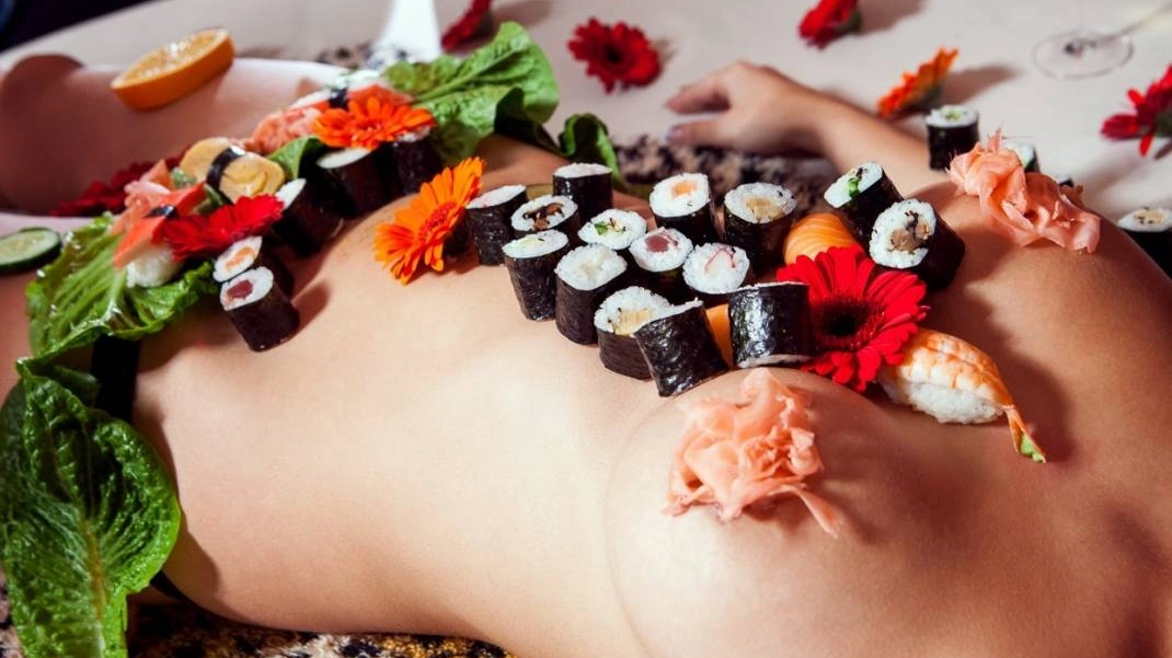 La pratica del Nyotaimori consiste nel servire cibo sul corpo di una donna