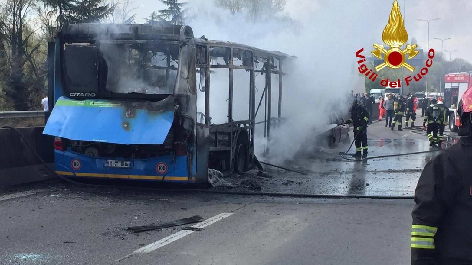 Autobus incendiato sulla Paullese