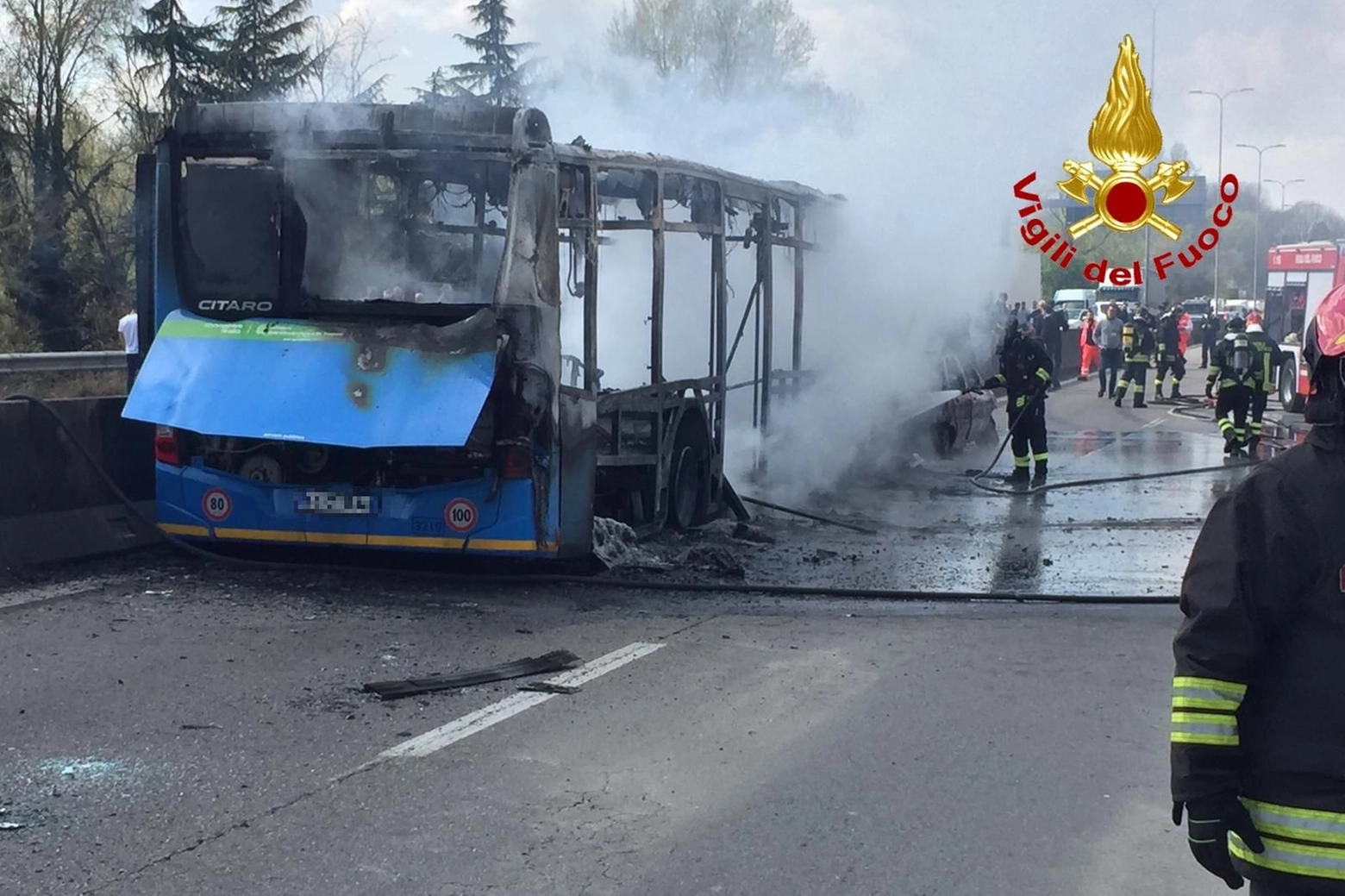 Autobus incendiato sulla Paullese
