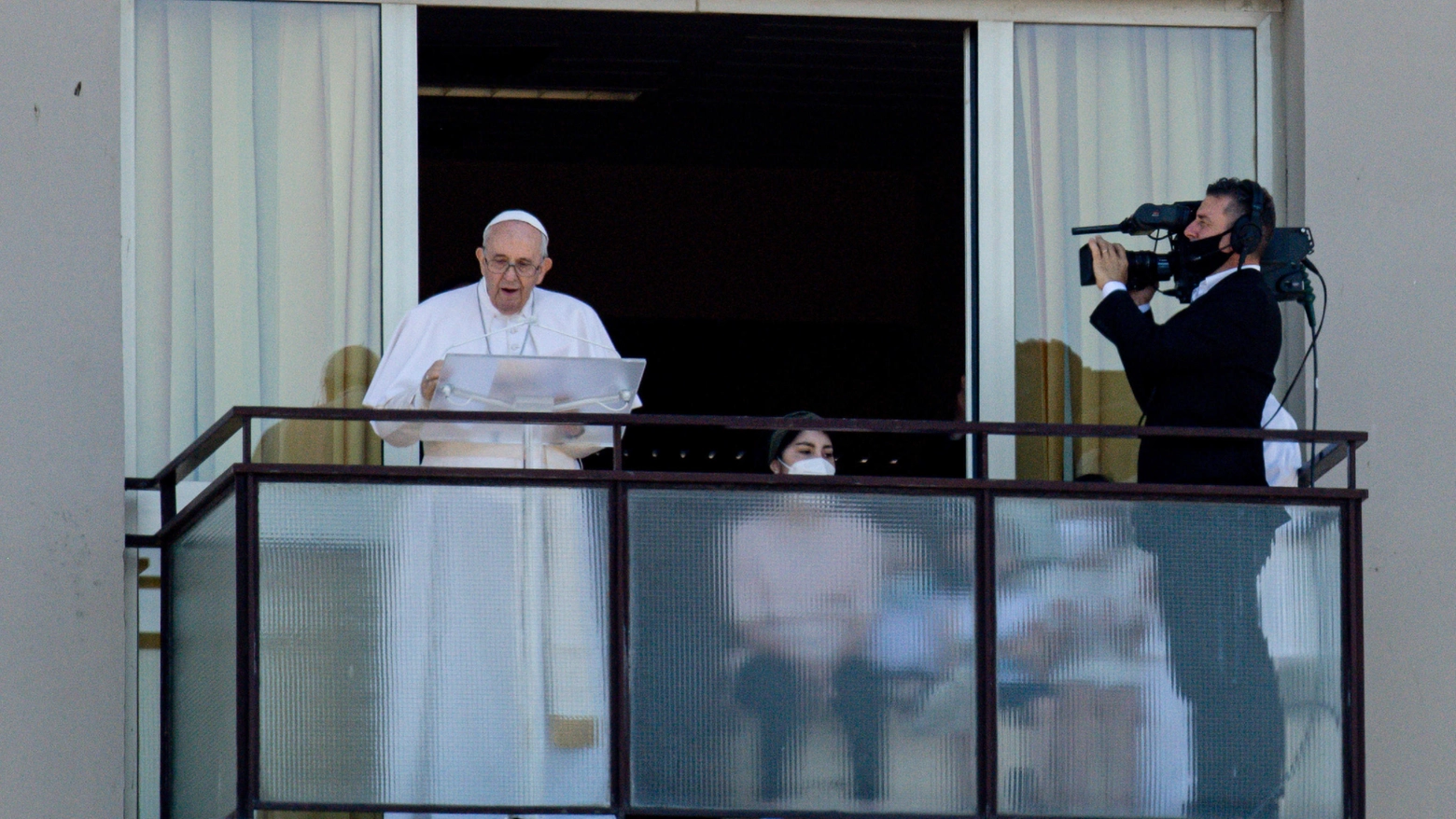 Papa Francesco operato all’addome. Il chirurgo: è sveglio e vigile, scherzando mi ha chiesto: quando facciamo la terza?